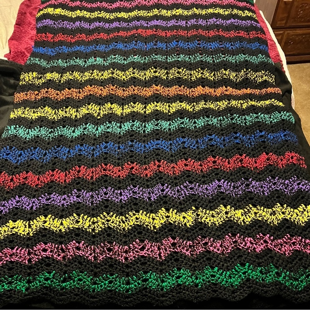 Vtg 70s Hippy HANDMADE crocheted afghan throw Approx 73x48” black rainbow Zigzag